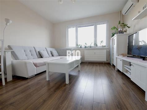 Infografika porovnávajúca starý a zrekonštruovaný byt