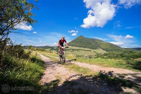cyklista na e-bicykli v nádhernej prírode