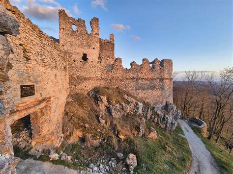 Záber na okolitú krajinu z hradieb Šarišského hradu