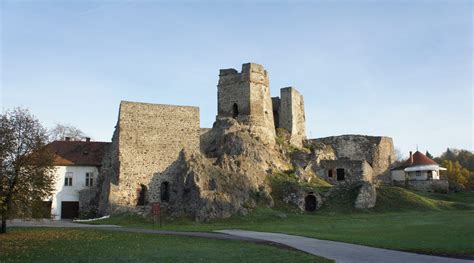 Pohľad na hradné nádvorie počas prác