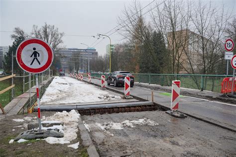 Fotografia stavebných prác na ceste s dopravným značením
