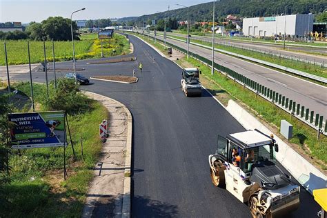 Detailný pohľad na poškodený povrch vozovky pred rekonštrukciou