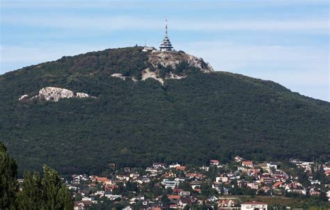 Letecký pohľad na obec Lužianky s výhľadom na vrch Zobor