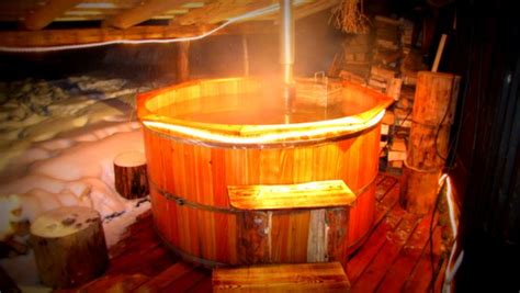 Fotografia kúpacej kade pri drevenom zrube