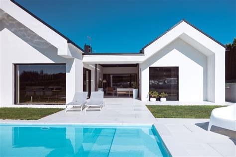 Ilustrácia domu s rôznymi oknami, ktoré symbolizujú rôznych susedov.