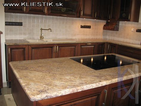 Porovnanie prírodného a umelého kameňa