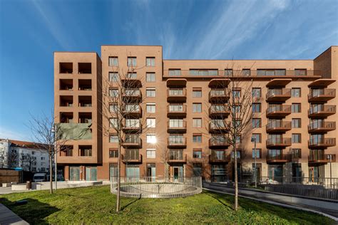 Detailný pohľad na fasádu bytového domu v projekte ZWIRN