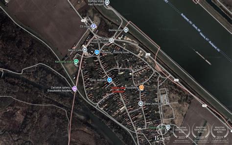 Cesta vedúca k obci Dobrohošť s Dunajom v pozadí