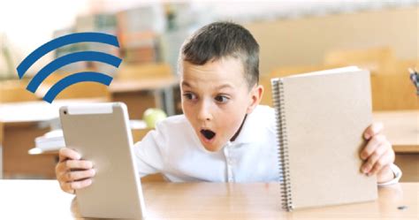 Ilustrácia znázorňujúca používateľa s tabletom a smartfónom