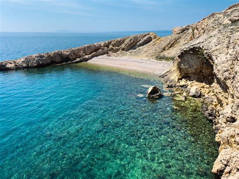 Krištáľovo čistá voda a skalnaté pobrežie ostrova Antikythera