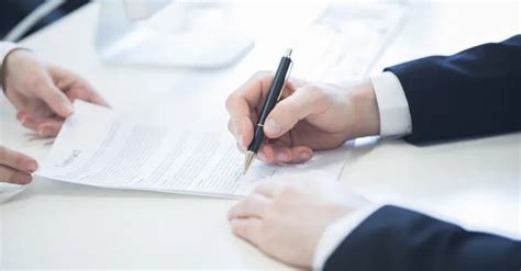 Ilustrácia znázorňujúca podpisovanie zmluvy