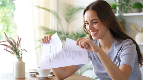 Ilustračná fotografia osoby podpisujúcej nájomnú zmluvu