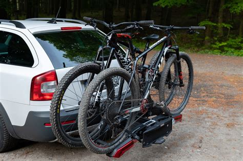 Ilustračná fotografia rôznych typov nosičov bicyklov pripevnených na autách.