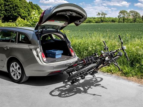 Ilustračná fotografia elektrobicykla na nosiči na ťažnom zariadení.