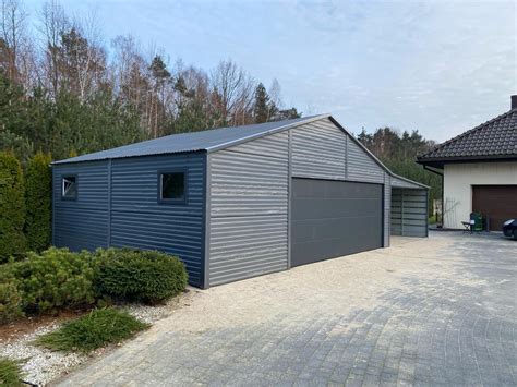 Plechová garáž s autom