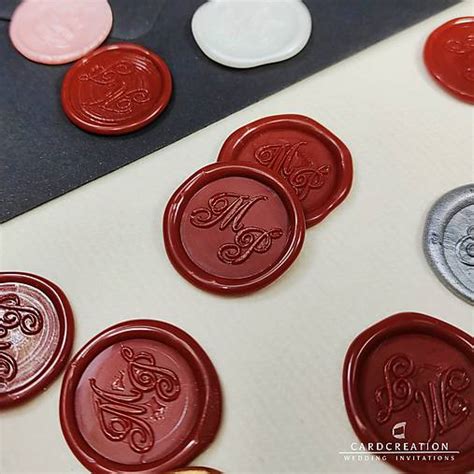 Ilustrácia notárskej pečate na dokumente.