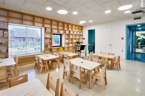 Vizualizácia materskej školy integrovaná do zvlneného terénu