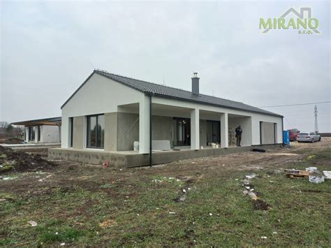 Moderný bungalov so sedlovou strechou