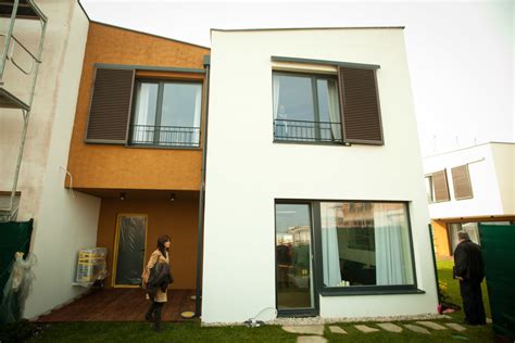 Graf zobrazujúci priemernú cenu za meter štvorcový v Bratislave (celková plocha vs. úžitková plocha)