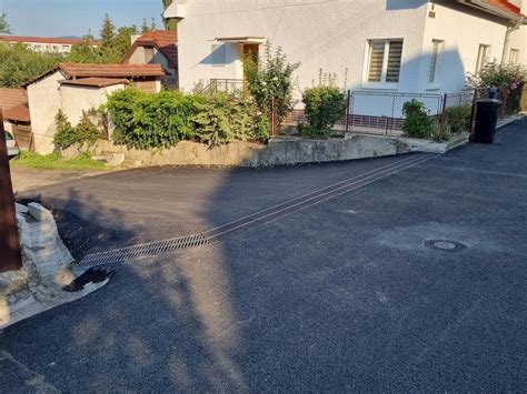 Detailný pohľad na poškodený asfaltový kryt cesty