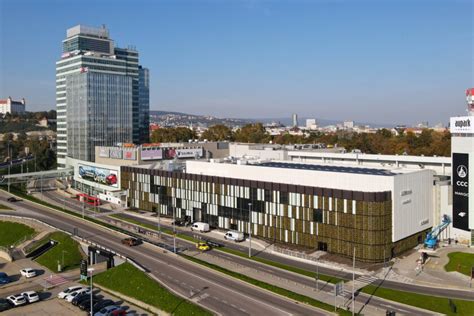 Nákupné centrum s modernou architektúrou