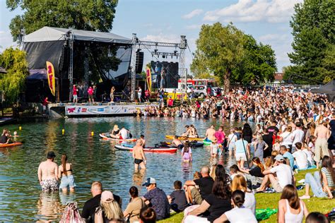 Letné fotografie Slnečných jazier v Senci s ľuďmi relaxujúcimi pri vode