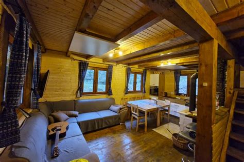 Fotografia útulnej chaty v lesnom prostredí