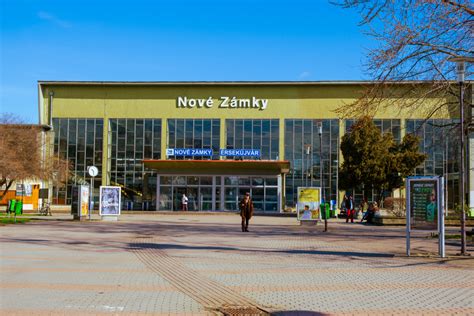 Interiér železničnej stanice Nové Zámky s fontánou