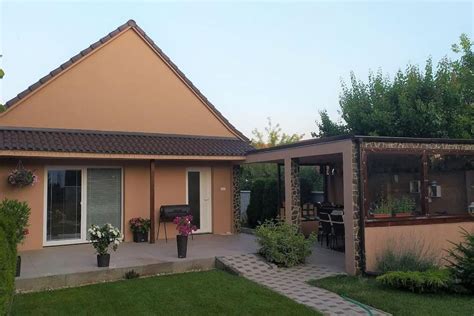 Ilustrácia rodiny užívajúcej si život v rodinnom dome