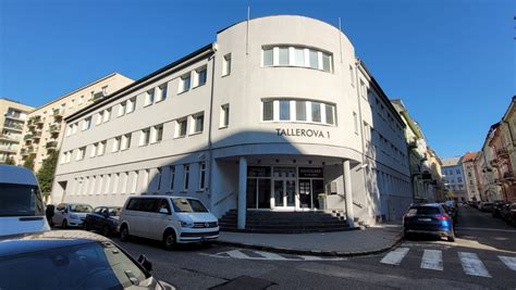 Obecný pohľad na administratívnu budovu