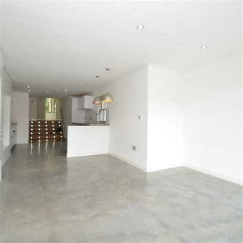 Stará betónová podlaha s viditeľnými prasklinami