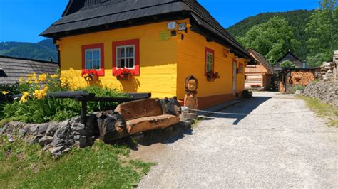 Návštevníci si prezerajú dom