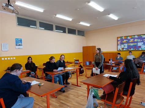 Ilustrácia súdnej siene symbolizujúca súdne vymáhanie