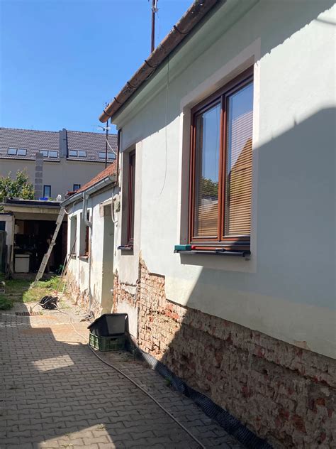 Architekt navrhujúci rekonštrukciu rodinného domu