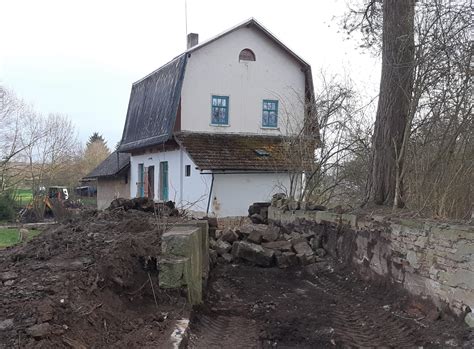 Statik kontroluje nosné konštrukcie starého domu