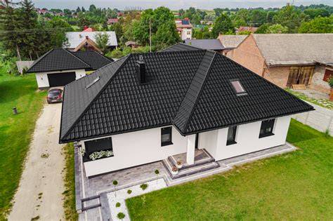 Členitá strecha s viacerými štítmi a vikierami