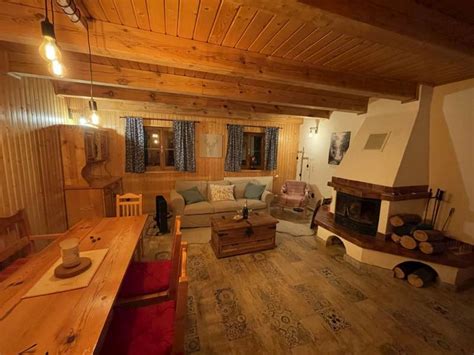 Spoločenská miestnosť s krbom v Apartmánovom dome Skalka