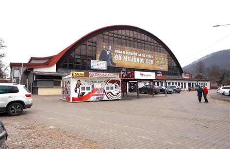 Pohľad na starý zimný štadión v Liptovskom Mikuláši pred rekonštrukciou