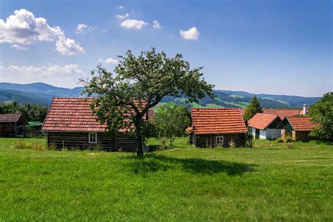 Typická krajina v okolí obce Holčíkovce