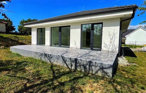 Moderná novostavba bungalov v záhrade