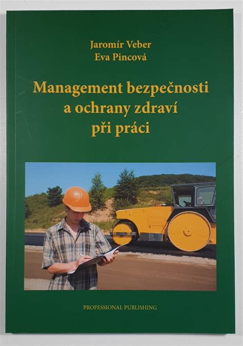 Stavebný projektant pri práci s výkresmi