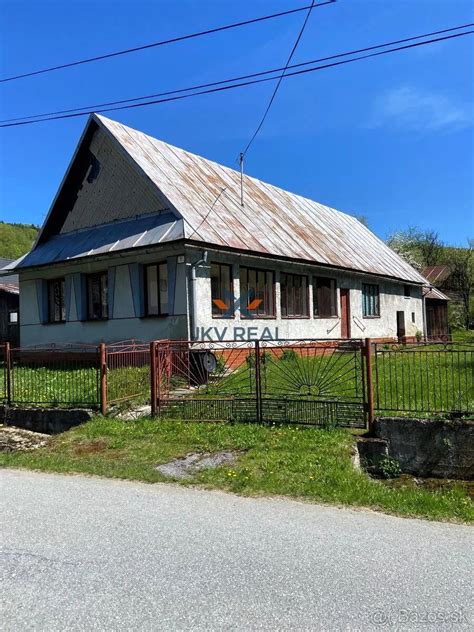 Pohľad na rodinný dom s verandou