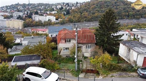 Ulica Palisády v Bratislave s historickou architektúrou a výhľadom na hrad