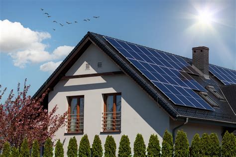 Ilustrácia energeticky úsporného domu so solárnymi panelmi