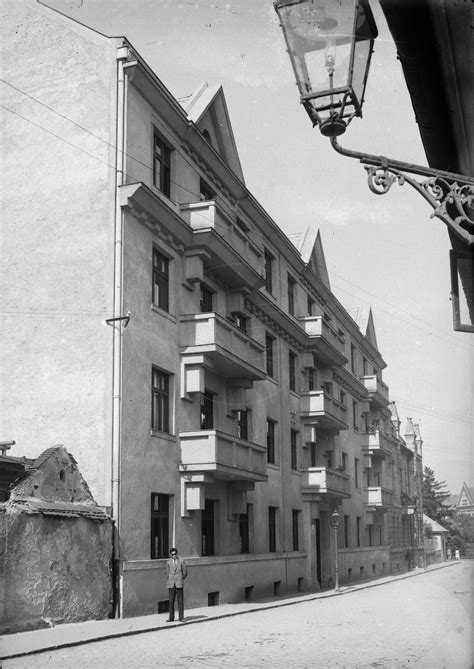 Fotografia Vodnej ulice z druhej polovice 20. rokov 20. storočia, pohľad na jej severnú stranu s dominantným činžiakom.