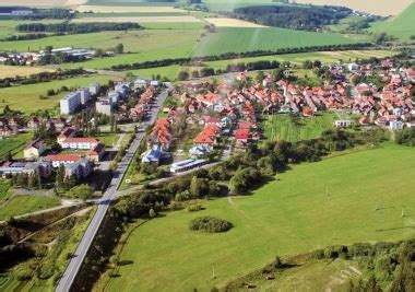 Malebná obec Liptovský Peter v obklopení prírody