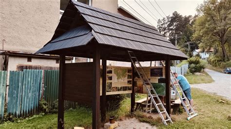 Ilustrácia spokojného zákazníka s novou strechou