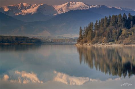 Panoramatický záber na obec Liptovská Porúbka s pohorím Nízke Tatry v pozadí