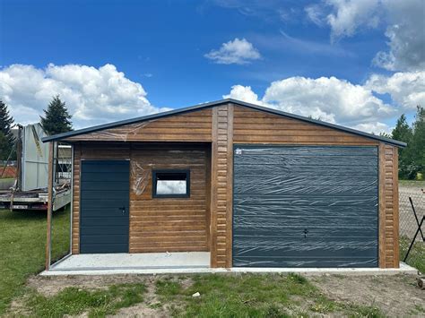 Dvojgaráž s moderným dizajnom a prístreškom