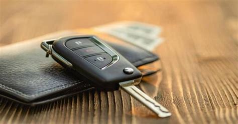 Ilustračná fotografia zobrazujúca kľúč od bytu a dokumenty